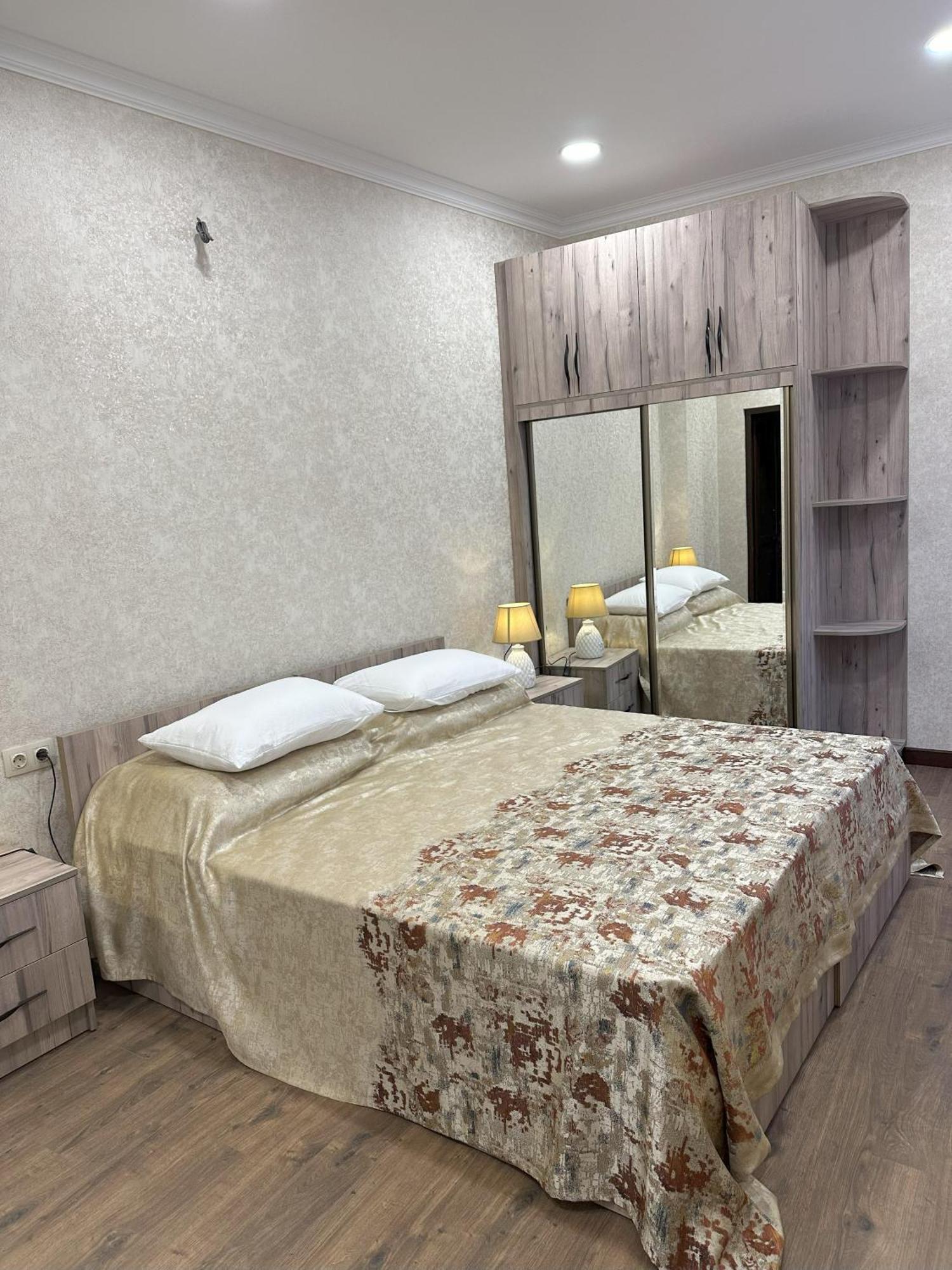 Three Palms Guest House Tbilisi Exterior photo