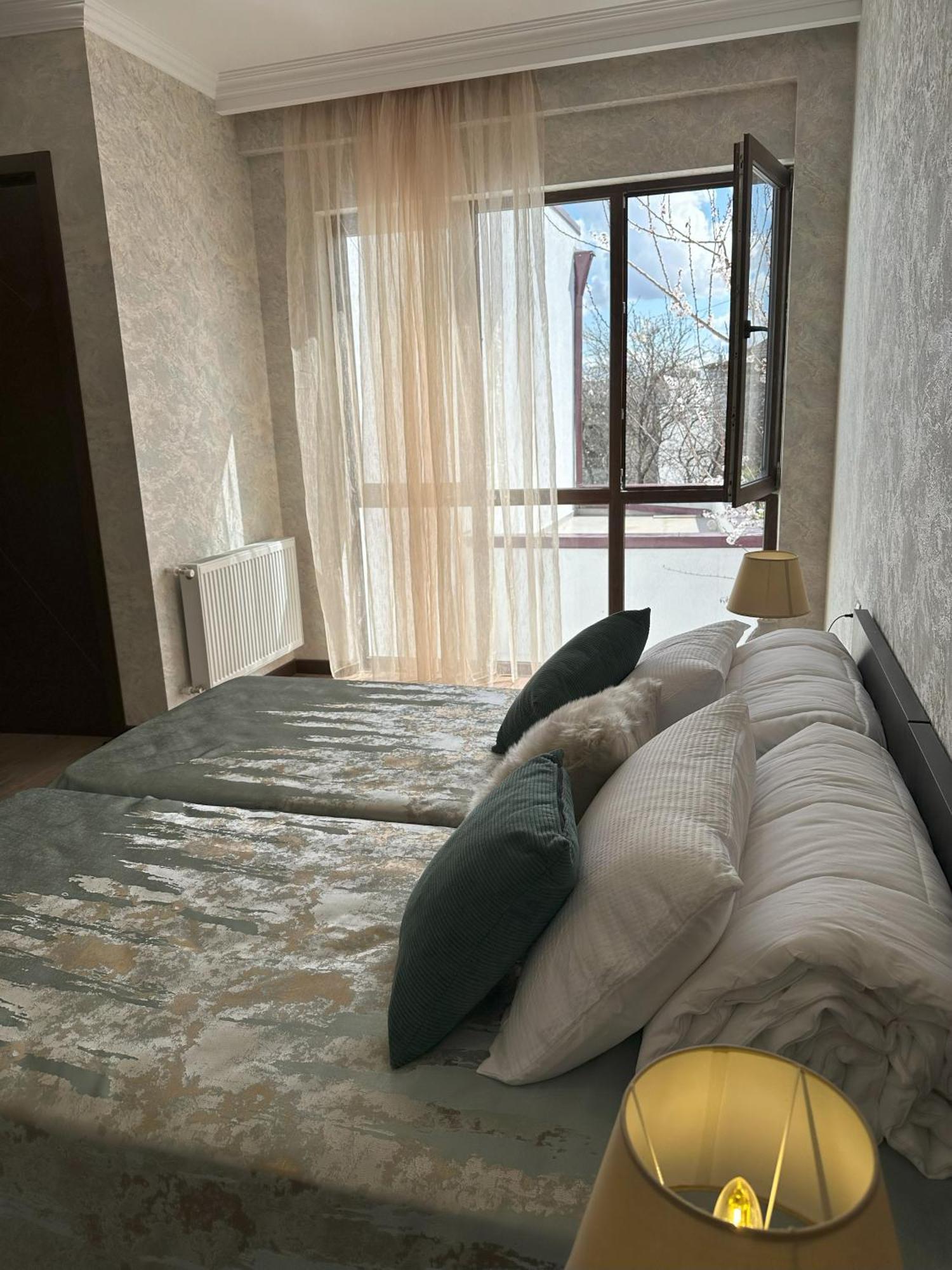 Three Palms Guest House Tbilisi Exterior photo